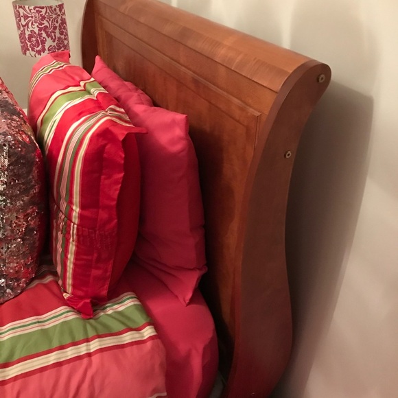 Nygard Collection Bold Floral Twin Size  Comforter Set worth 400$ reversible - Picture 3 of 4